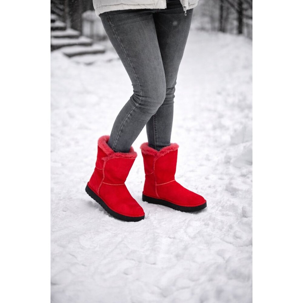 UGG Australia size 6 Classic Cuff Short Boot in RED NEW in Box Women's - Picture 2 of 11